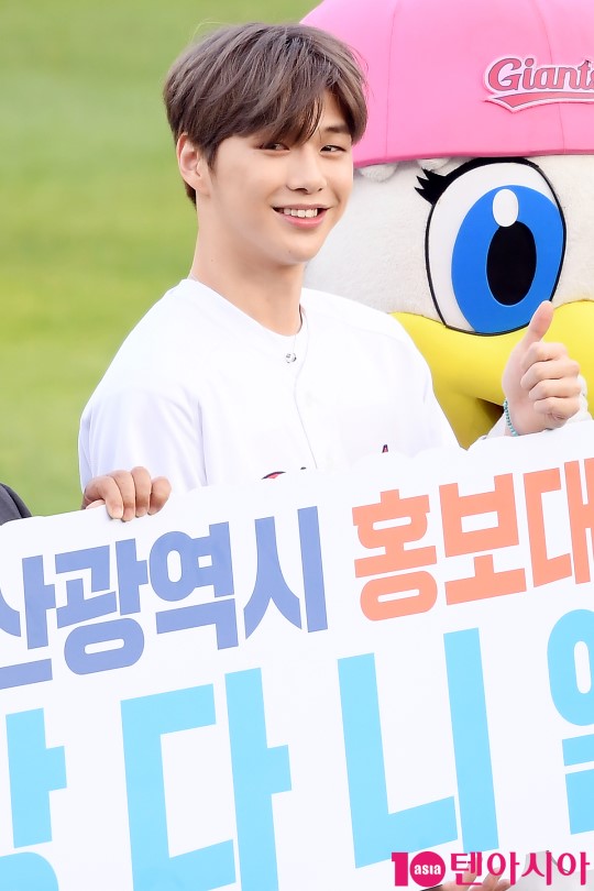 Đẳng cấp 'center quốc dân' của Kang Daniel: Vừa lộ diện đã gây 'bão' trên mọi mặt trận! Đẳng cấp 'center quốc dân' của Kang Daniel: Vừa lộ diện đã gây 'bão' trên mọi mặt trận!