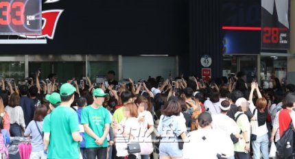 Đẳng cấp 'center quốc dân' của Kang Daniel: Vừa lộ diện đã gây 'bão' trên mọi mặt trận! Đẳng cấp 'center quốc dân' của Kang Daniel: Vừa lộ diện đã gây 'bão' trên mọi mặt trận!