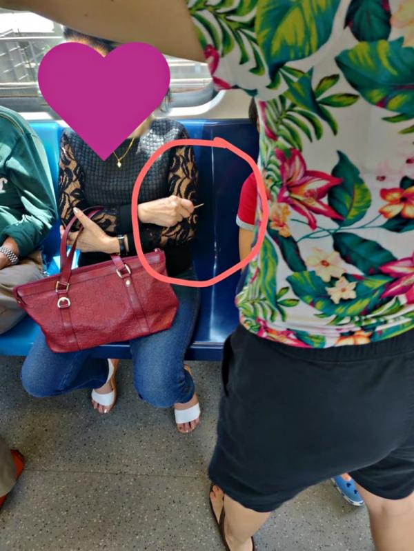 Bà cô Singapore cảnh giác, chĩa tăm nhọn về phía cậu bé đang gật gù ngủ trên tàu điện Bà cô Singapore cảnh giác, chĩa tăm nhọn về phía cậu bé đang gật gù ngủ trên tàu điện