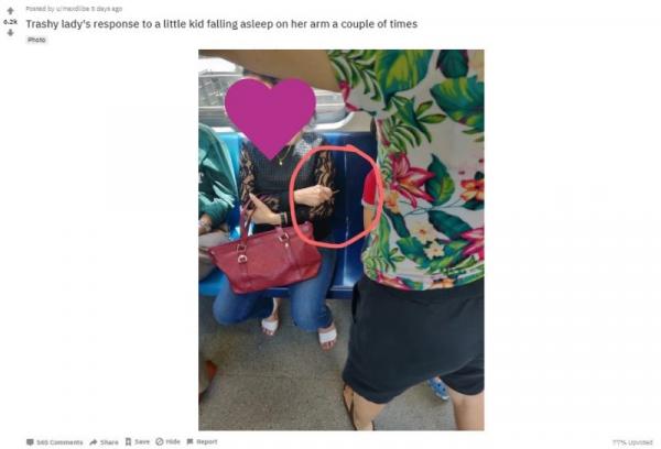Bà cô Singapore cảnh giác, chĩa tăm nhọn về phía cậu bé đang gật gù ngủ trên tàu điện Bà cô Singapore cảnh giác, chĩa tăm nhọn về phía cậu bé đang gật gù ngủ trên tàu điện