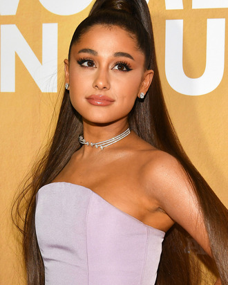 Ariana Grande: 'Vụ đánh bom ở Manchester không phải là vết thương lòng của tôi' Ariana Grande: 'Vụ đánh bom ở Manchester không phải là vết thương lòng của tôi'