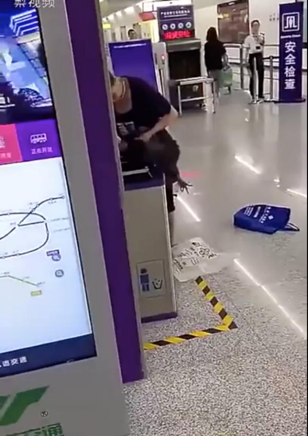 Bị cấm mang gà sống lên tàu điện ngầm, bà cô Trung Quốc 'thịt gà' ngay trước mặt nhân viên Bị cấm mang gà sống lên tàu điện ngầm, bà cô Trung Quốc 'thịt gà' ngay trước mặt nhân viên