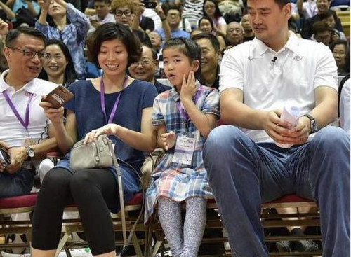 Con gái của 'huyền thoại meme' Yao Ming mới 8 tuổi đã cao... 1m6 Con gái của 'huyền thoại meme' Yao Ming mới 8 tuổi đã cao... 1m6