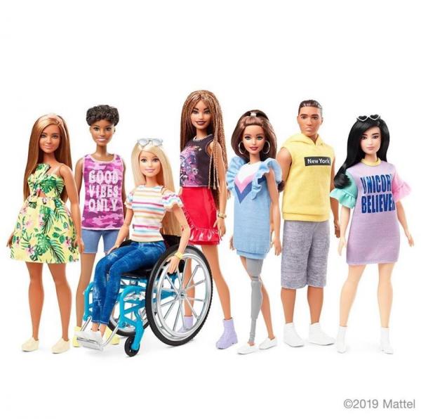 Công ty đồ chơi Mattel ra mắt búp bê Barbie da màu ngồi trên xe lăn Công ty đồ chơi Mattel ra mắt búp bê Barbie da màu ngồi trên xe lăn