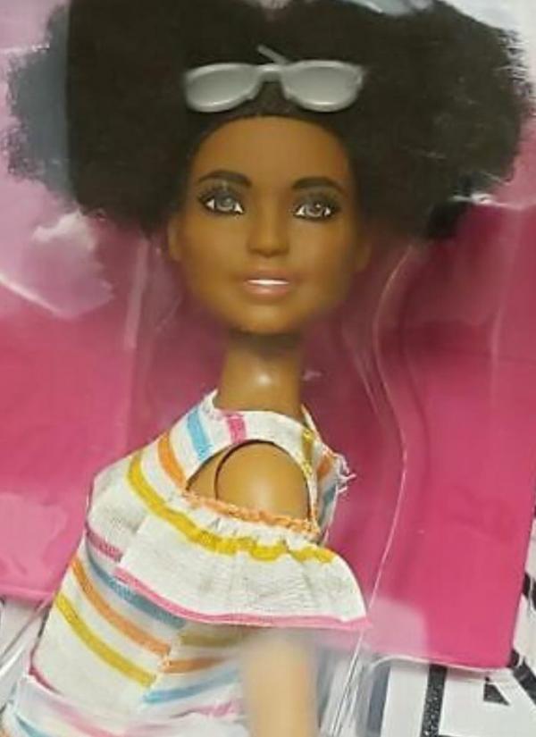 Công ty đồ chơi Mattel ra mắt búp bê Barbie da màu ngồi trên xe lăn Công ty đồ chơi Mattel ra mắt búp bê Barbie da màu ngồi trên xe lăn