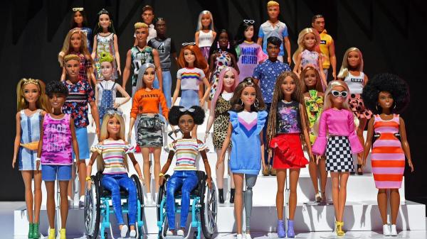 Công ty đồ chơi Mattel ra mắt búp bê Barbie da màu ngồi trên xe lăn Công ty đồ chơi Mattel ra mắt búp bê Barbie da màu ngồi trên xe lăn
