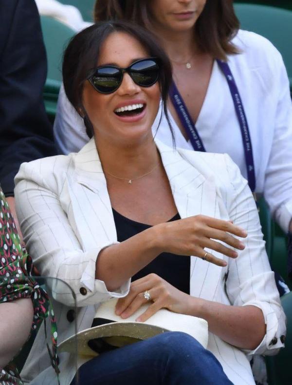 Vệ sĩ của Meghan Markle ngăn không cho fan chụp ảnh nhưng hóa ra chỉ là đang selfie Vệ sĩ của Meghan Markle ngăn không cho fan chụp ảnh nhưng hóa ra chỉ là đang selfie