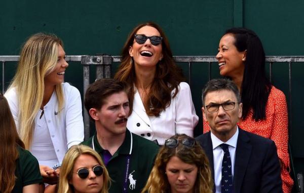 Vệ sĩ của Meghan Markle ngăn không cho fan chụp ảnh nhưng hóa ra chỉ là đang selfie Vệ sĩ của Meghan Markle ngăn không cho fan chụp ảnh nhưng hóa ra chỉ là đang selfie