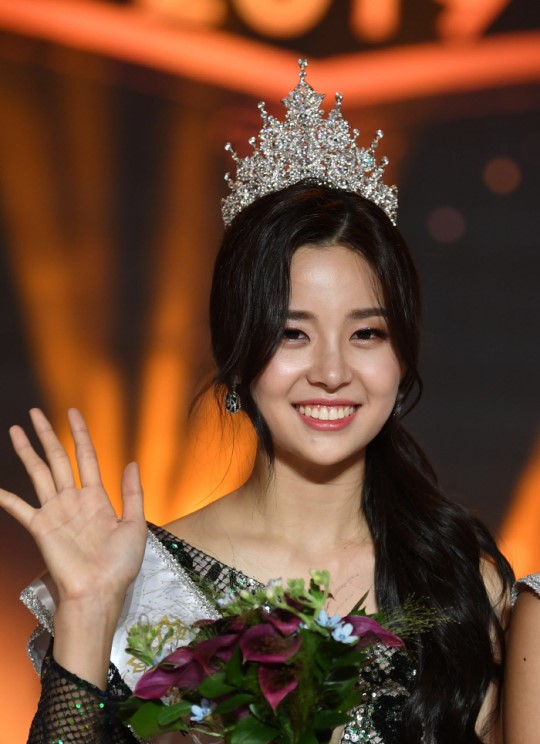 Tân Hoa hậu Hàn Quốc 2019 là con gái 'CEO bạo hành' tàn nhẫn nhóm nhạc thiếu niên The East Light? Tân Hoa hậu Hàn Quốc 2019 là con gái 'CEO bạo hành' tàn nhẫn nhóm nhạc thiếu niên The East Light?