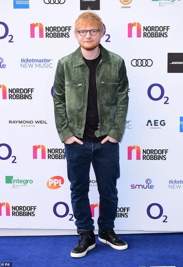 Ed Sheeran và cái giá của danh tiếng: 'Giờ đây, tôi cảm thấy mình như một con vật trong sở thú' Ed Sheeran và cái giá của danh tiếng: 'Giờ đây, tôi cảm thấy mình như một con vật trong sở thú'