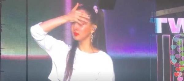 Thiếu vắng Mina, concert của TWICE chìm trong biển nước mắt vì những lời hứa về con số 9 Thiếu vắng Mina, concert của TWICE chìm trong biển nước mắt vì những lời hứa về con số 9