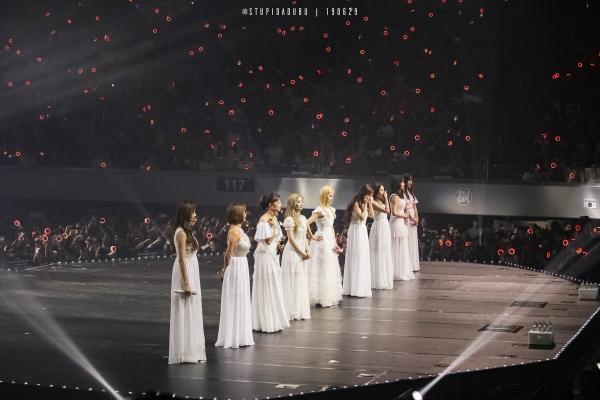 Thiếu vắng Mina, concert của TWICE chìm trong biển nước mắt vì những lời hứa về con số 9 Thiếu vắng Mina, concert của TWICE chìm trong biển nước mắt vì những lời hứa về con số 9