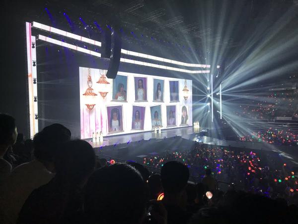 Thiếu vắng Mina, concert của TWICE chìm trong biển nước mắt vì những lời hứa về con số 9 Thiếu vắng Mina, concert của TWICE chìm trong biển nước mắt vì những lời hứa về con số 9