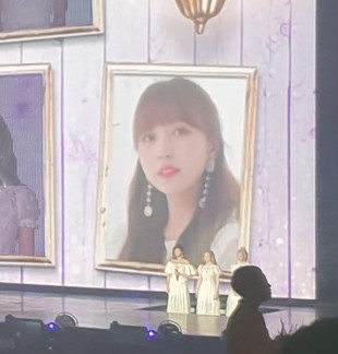 Thiếu vắng Mina, concert của TWICE chìm trong biển nước mắt vì những lời hứa về con số 9 Thiếu vắng Mina, concert của TWICE chìm trong biển nước mắt vì những lời hứa về con số 9
