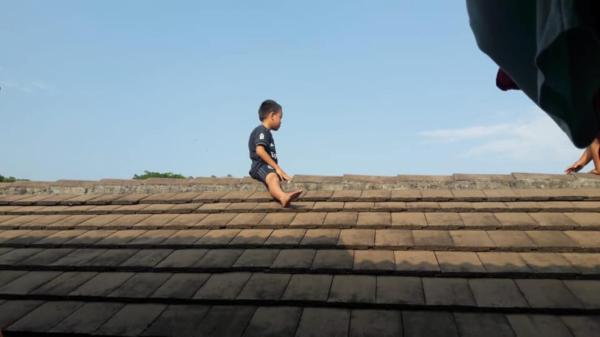 Cậu bé trèo lên mái nhà và ngồi trên đó suốt hai giờ vì sợ... bị cắt bao quy đầu Cậu bé trèo lên mái nhà và ngồi trên đó suốt hai giờ vì sợ... bị cắt bao quy đầu