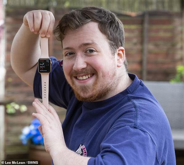 Cậu sinh viên may mắn được Apple Watch cứu sống nhờ những cảnh báo nhịp tim bất thường Cậu sinh viên may mắn được Apple Watch cứu sống nhờ những cảnh báo nhịp tim bất thường