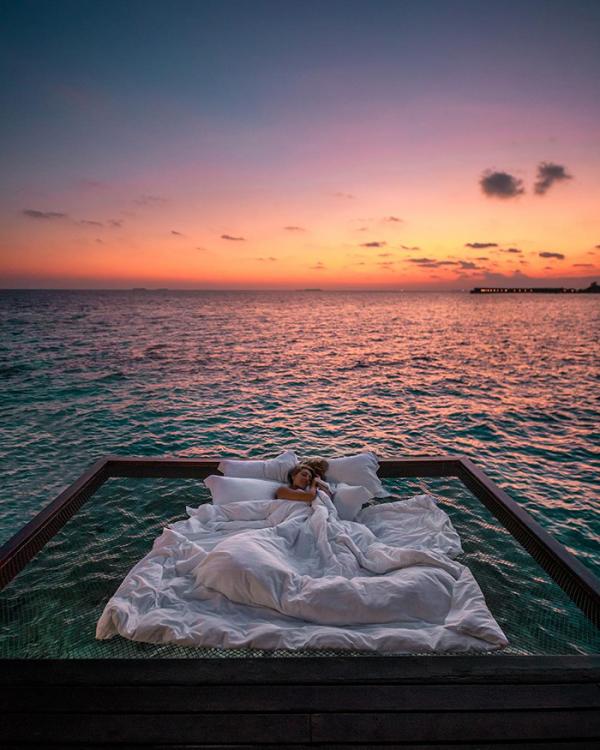 'Giường ngủ giữa biển' đang là địa điểm check in yêu thích mới tại Maldives 'Giường ngủ giữa biển' đang là địa điểm check in yêu thích mới tại Maldives