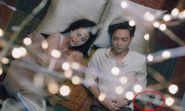 Dân mạng hài hước lý giải 'bàn chân bí ẩn' trong MV 'Nếu Ngày Ấy' của Soobin Hoàng Sơn Dân mạng hài hước lý giải 'bàn chân bí ẩn' trong MV 'Nếu Ngày Ấy' của Soobin Hoàng Sơn