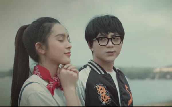 Dân mạng hài hước lý giải 'bàn chân bí ẩn' trong MV 'Nếu Ngày Ấy' của Soobin Hoàng Sơn Dân mạng hài hước lý giải 'bàn chân bí ẩn' trong MV 'Nếu Ngày Ấy' của Soobin Hoàng Sơn