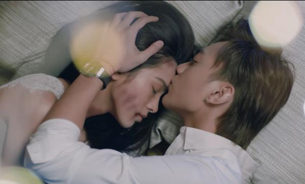 Dân mạng hài hước lý giải 'bàn chân bí ẩn' trong MV 'Nếu Ngày Ấy' của Soobin Hoàng Sơn Dân mạng hài hước lý giải 'bàn chân bí ẩn' trong MV 'Nếu Ngày Ấy' của Soobin Hoàng Sơn