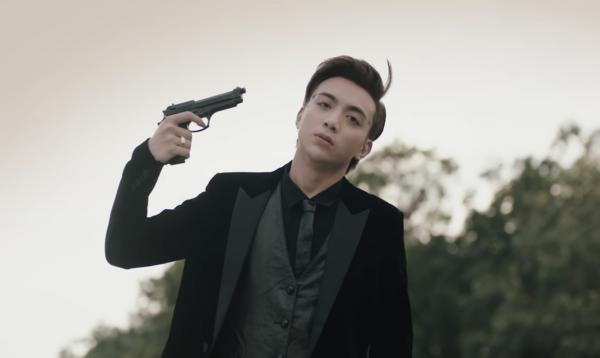 Dân mạng hài hước lý giải 'bàn chân bí ẩn' trong MV 'Nếu Ngày Ấy' của Soobin Hoàng Sơn Dân mạng hài hước lý giải 'bàn chân bí ẩn' trong MV 'Nếu Ngày Ấy' của Soobin Hoàng Sơn