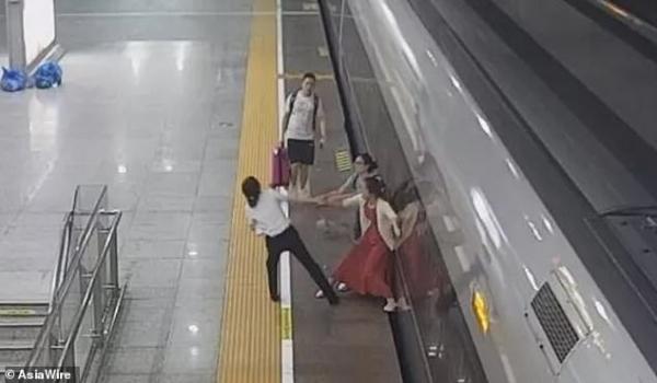 Trễ giờ lên tàu, chị gái khiến cả sân ga hoảng hốt khi nhét chân vào đường ray để tàu dừng lại Trễ giờ lên tàu, chị gái khiến cả sân ga hoảng hốt khi nhét chân vào đường ray để tàu dừng lại