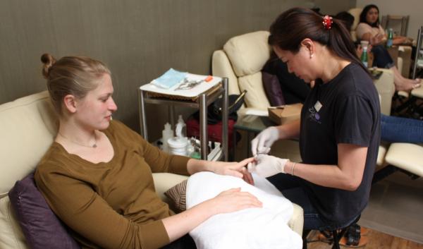 Cô gái Úc sôi máu khi nghe bạn trai dịch lại những lời nói xấu của các nhân viên làm móng người Việt Cô gái Úc sôi máu khi nghe bạn trai dịch lại những lời nói xấu của các nhân viên làm móng người Việt