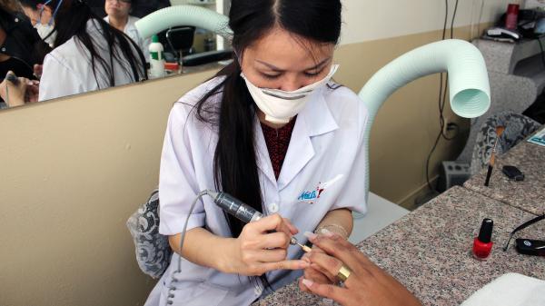 Cô gái Úc sôi máu khi nghe bạn trai dịch lại những lời nói xấu của các nhân viên làm móng người Việt Cô gái Úc sôi máu khi nghe bạn trai dịch lại những lời nói xấu của các nhân viên làm móng người Việt