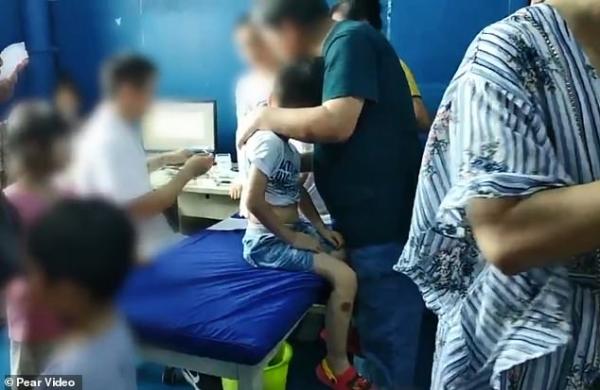 92 trẻ em bị tróc da, nổi mụn nước ở lưng khi điều trị bằng y học cổ truyền tại Trung Quốc 92 trẻ em bị tróc da, nổi mụn nước ở lưng khi điều trị bằng y học cổ truyền tại Trung Quốc