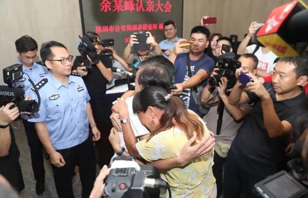 Cảnh sát Trung Quốc tìm ra cậu bé bị bắt cóc sau 18 năm nhờ công nghệ giống FaceApp Cảnh sát Trung Quốc tìm ra cậu bé bị bắt cóc sau 18 năm nhờ công nghệ giống FaceApp
