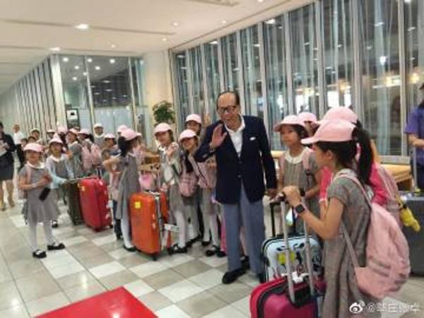 Tỷ phú giàu nhất Hồng Kông trả tiền toàn bộ chuyến bay cho các em nhỏ tình cờ gặp ở sân bay Tỷ phú giàu nhất Hồng Kông trả tiền toàn bộ chuyến bay cho các em nhỏ tình cờ gặp ở sân bay