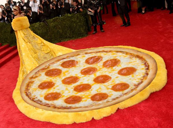 Hú hồn chim én: Công ty Pizza hứa tặng váy cưới pizza cho cô dâu nào may mắn trúng thưởng Hú hồn chim én: Công ty Pizza hứa tặng váy cưới pizza cho cô dâu nào may mắn trúng thưởng
