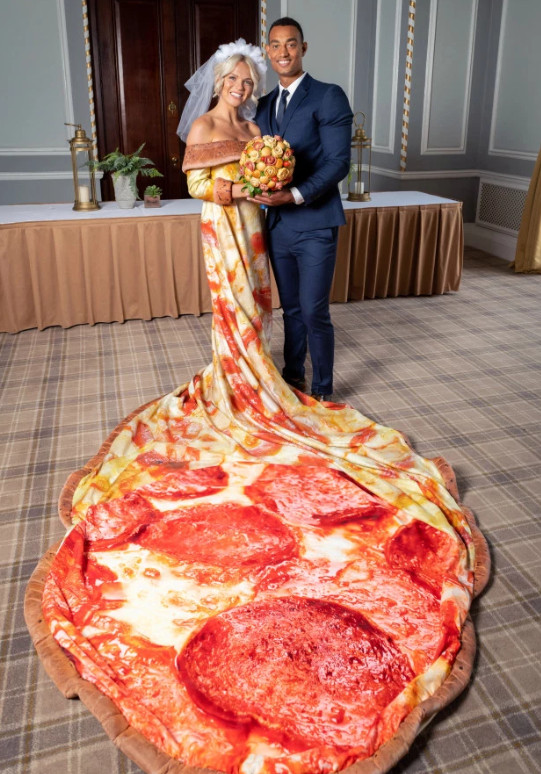 Hú hồn chim én: Công ty Pizza hứa tặng váy cưới pizza cho cô dâu nào may mắn trúng thưởng Hú hồn chim én: Công ty Pizza hứa tặng váy cưới pizza cho cô dâu nào may mắn trúng thưởng