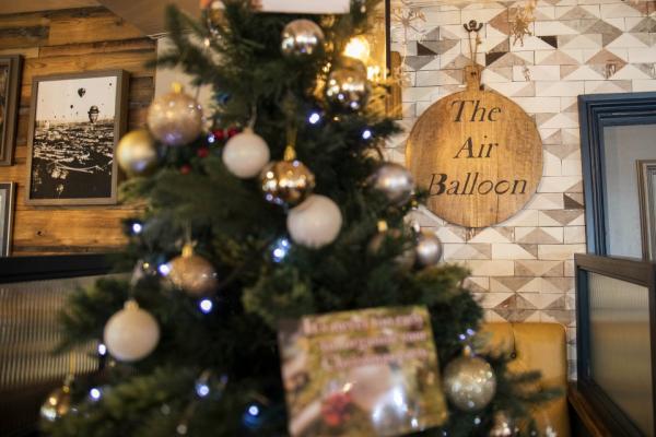 Sống chill như người Anh: Quán rượu trang trí cây thông Noel ngay giữa tháng Bảy Sống chill như người Anh: Quán rượu trang trí cây thông Noel ngay giữa tháng Bảy