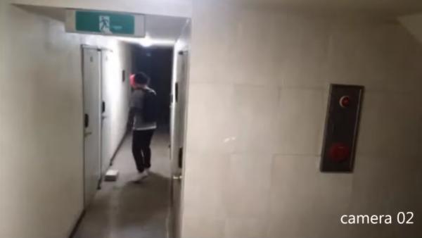 Lại có thêm clip gã trai đeo mặt nạ hề biến thái lởn vởn ở Silimdong khiến dân Hàn hoảng sợ Lại có thêm clip gã trai đeo mặt nạ hề biến thái lởn vởn ở Silimdong khiến dân Hàn hoảng sợ