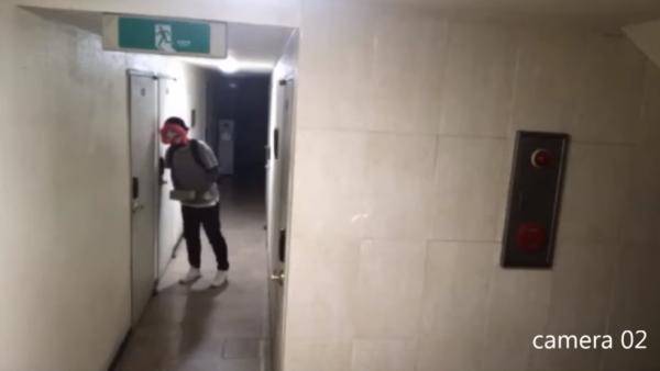 Lại có thêm clip gã trai đeo mặt nạ hề biến thái lởn vởn ở Silimdong khiến dân Hàn hoảng sợ Lại có thêm clip gã trai đeo mặt nạ hề biến thái lởn vởn ở Silimdong khiến dân Hàn hoảng sợ