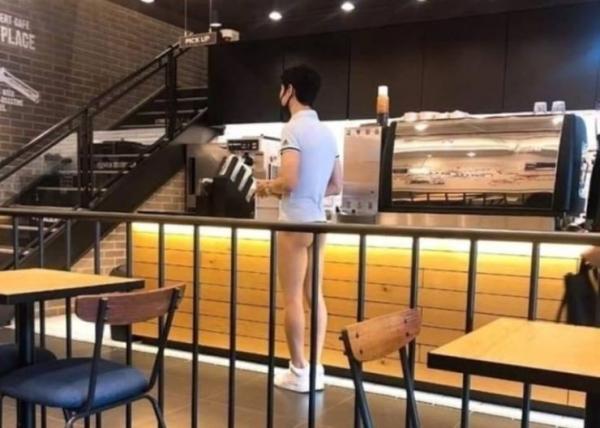 Cảnh sát Hàn truy lùng ráo riết thanh niên mặc quần lọt khe vào tiệm cà phê ngay giữa ban ngày Cảnh sát Hàn truy lùng ráo riết thanh niên mặc quần lọt khe vào tiệm cà phê ngay giữa ban ngày