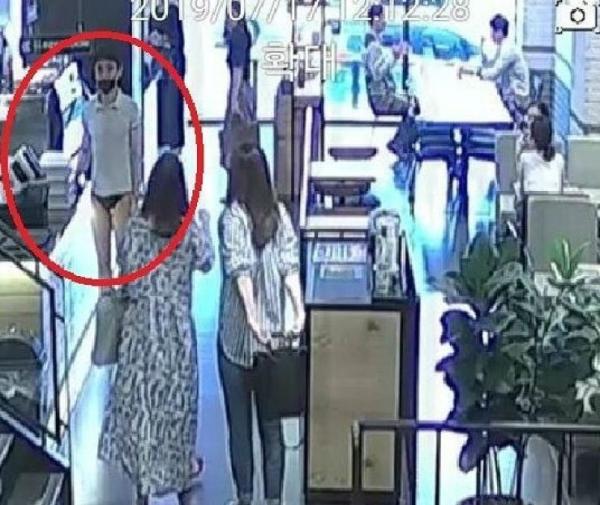Cảnh sát Hàn truy lùng ráo riết thanh niên mặc quần lọt khe vào tiệm cà phê ngay giữa ban ngày Cảnh sát Hàn truy lùng ráo riết thanh niên mặc quần lọt khe vào tiệm cà phê ngay giữa ban ngày