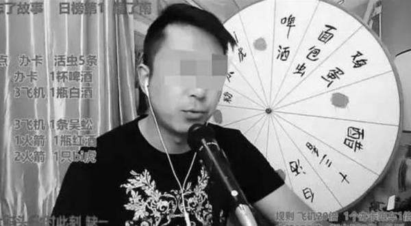 Vlogger Trung Quốc qua đời sau khi live stream cảnh ăn rắn rết và côn trùng độc hại Vlogger Trung Quốc qua đời sau khi live stream cảnh ăn rắn rết và côn trùng độc hại