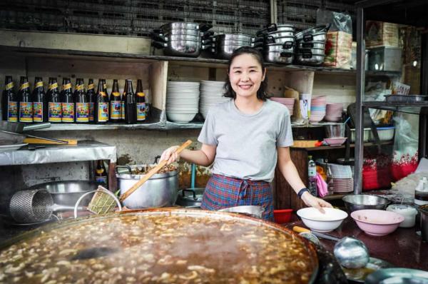 Nhà hàng Thái sử dụng nồi nước dùng được hầm đi hầm lại suốt 45 năm Nhà hàng Thái sử dụng nồi nước dùng được hầm đi hầm lại suốt 45 năm