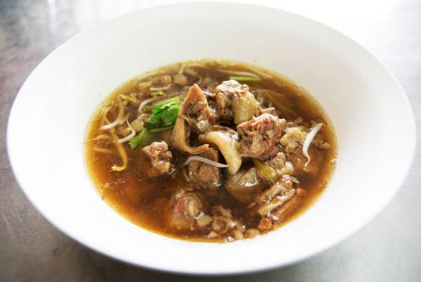 Nhà hàng Thái sử dụng nồi nước dùng được hầm đi hầm lại suốt 45 năm Nhà hàng Thái sử dụng nồi nước dùng được hầm đi hầm lại suốt 45 năm