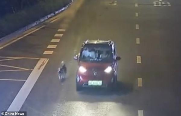 Chú chó bị kéo lê trên đường vì hết chỗ cho nó trong xe chủ nhân Chú chó bị kéo lê trên đường vì hết chỗ cho nó trong xe chủ nhân