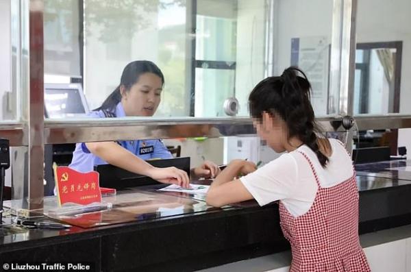 Chú chó bị kéo lê trên đường vì hết chỗ cho nó trong xe chủ nhân Chú chó bị kéo lê trên đường vì hết chỗ cho nó trong xe chủ nhân