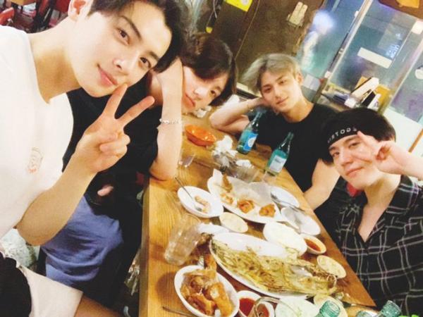 Rộ tin Bighit mua công ty quản lí boygroup hàng đầu, đây là cái tên được netizen Hàn nhắc nhiều nhất Rộ tin Bighit mua công ty quản lí boygroup hàng đầu, đây là cái tên được netizen Hàn nhắc nhiều nhất