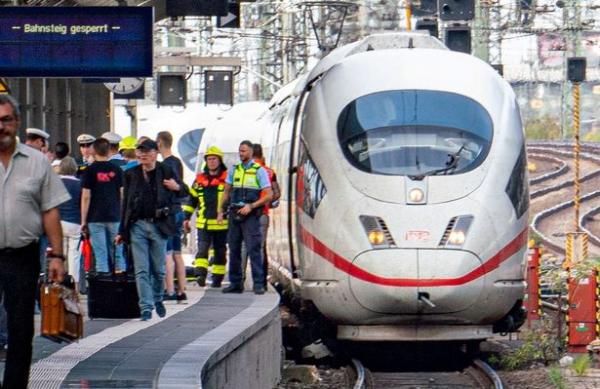 Bị người đàn ông lạ mặt xô đẩy, cậu bé 8 tuổi bỏ mạng ở đường ray Frankfurt Bị người đàn ông lạ mặt xô đẩy, cậu bé 8 tuổi bỏ mạng ở đường ray Frankfurt