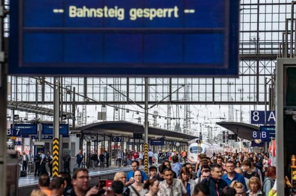 Bị người đàn ông lạ mặt xô đẩy, cậu bé 8 tuổi bỏ mạng ở đường ray Frankfurt Bị người đàn ông lạ mặt xô đẩy, cậu bé 8 tuổi bỏ mạng ở đường ray Frankfurt