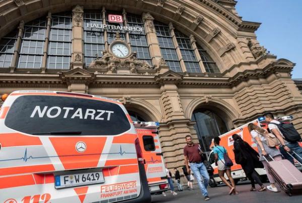 Bị người đàn ông lạ mặt xô đẩy, cậu bé 8 tuổi bỏ mạng ở đường ray Frankfurt Bị người đàn ông lạ mặt xô đẩy, cậu bé 8 tuổi bỏ mạng ở đường ray Frankfurt