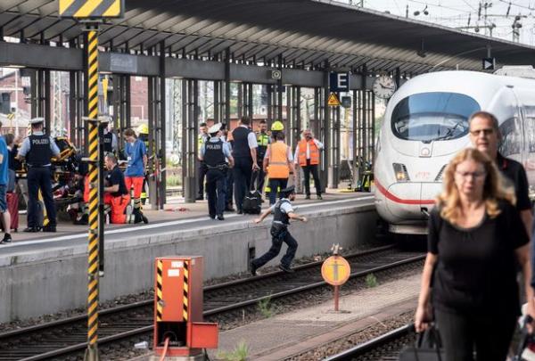 Bị người đàn ông lạ mặt xô đẩy, cậu bé 8 tuổi bỏ mạng ở đường ray Frankfurt Bị người đàn ông lạ mặt xô đẩy, cậu bé 8 tuổi bỏ mạng ở đường ray Frankfurt
