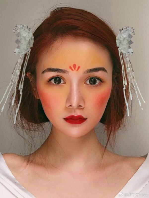 Trang điểm phong cách Hoa Mộc Lan đang trở thành hot trend tại Trung Quốc Trang điểm phong cách Hoa Mộc Lan đang trở thành hot trend tại Trung Quốc