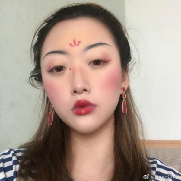 Trang điểm phong cách Hoa Mộc Lan đang trở thành hot trend tại Trung Quốc Trang điểm phong cách Hoa Mộc Lan đang trở thành hot trend tại Trung Quốc